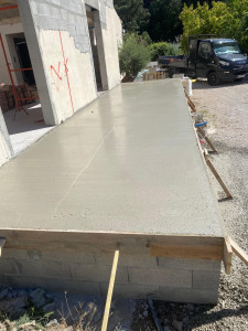 Photo de galerie - Coulage d'une dalle béton devant l'entrée d'une maison
