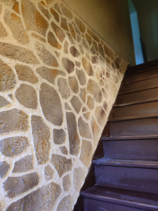 Photo de galerie - Déco ravalement fausse pierre intérieur autour d'un escalier