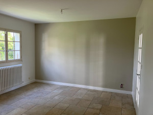 Photo de galerie - Salle à manger : 
Détapissage de la pièce.
Mise en peinture du radiateur en fonte et des murs.