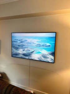 Photo de galerie - La pose du téléviseur 65 pouce Frame de Samsung.