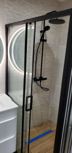 Photo de galerie - Installation de douche, installation de mitigeur de douche, installation de paroi de douche, lavabo avec miroir