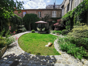 Photo de galerie - Création et réalisation de ce jardin  entouré d'anciennes écuries historiques.