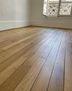 Photo de galerie - Rénovation d’un parquet, ponçage de la colle de l’ancienne moquette et application d’un vitrificateur aspect bois brut.