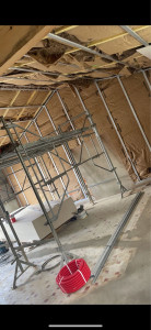 Photo de galerie - Dans le cadre de notre chantier de rénovation, nous procédons à l’enlèvement complet de l’ossature existante (cloison en Placo, habillage, éléments de mobilier, fixés, etc.)