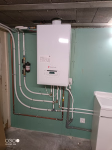 Photo de galerie - Installation d' une chaudière à gaz avec installation des plaque de plâtre et du système électrique 
