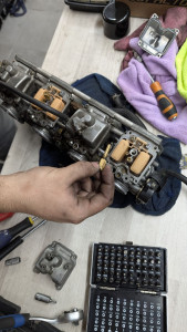 Photo de galerie - Nettoyage réflexion et synchronisation d'un carburateur d'une bandit 4. cylindres 1200 de 2004