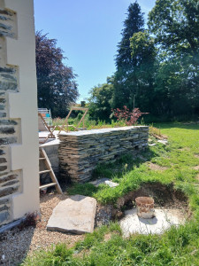 Photo de galerie - Un muret en ardoise et terre d'argile