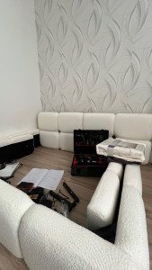 Photo de galerie - Montage et installation de lit, avec pose de papier peint décoratif mural. Travail soigné, finitions propres et réalisation sur mesure pour un intérieur moderne et élégant