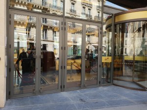 Photo de galerie - Pose de grande porte entré hotel de luxe paris 