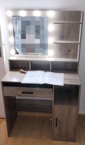 Photo de galerie - Coiffeuse avec lumières.