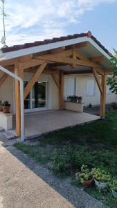 Photo de galerie - Terrasse couverte, pénétration de toit pour plus de hauteur et de luminosité 