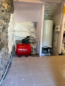 Photo de galerie - Remplacement d’un surpresseur et d’un cumulus avec reprise des raccordements, mise en service et tests de fonctionnement.