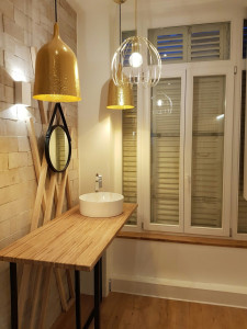 Photo de galerie - Installation d'un éclairage LED intégré pour mobilier sur mesure. Mise en valeur des espaces avec une finition propre et soignée.