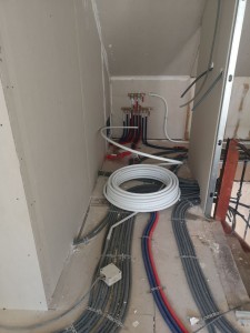 Photo de galerie - Préparation de tuyaux de plomberie multicouche sous chape liquide + raccordement collecteurs 