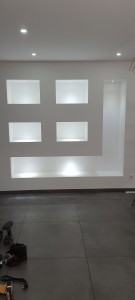 Photo de galerie - Éclairage dans meuble intégré au mur