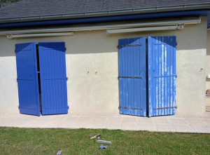Photo de galerie - Ponçage et mise en peinture sur volet 