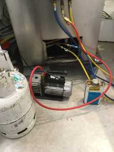 Photo de galerie - Dépannage et remise en service d’une machine à glaçons après recherche de fuite et recharge en gaz