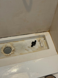 Photo de galerie - Ménage chez X, j’ai fais toute la SDB (la photo est l’avant ménage)