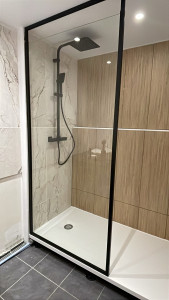 Photo de galerie - Pose d’un bac à douche et raccordement ainsi que la pose d’une partie et d’une colonne de douche