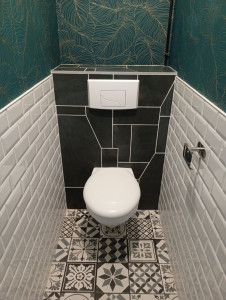 Photo de galerie - Rénovation toilette. Pose WC suspendu, faïence, Carrelage, et tapisserie.
