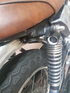 Photo de galerie - Recherche panne clignotant / fixation nouvelle selle avec création de support / vérification et chargement batterie  / polish argenterie avec crème spécial chrome et feutrine 