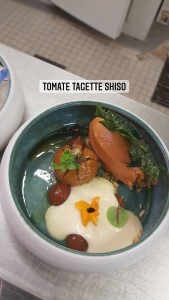 Photo de galerie - Tomates fumé, tagette, sorbet gaspacho