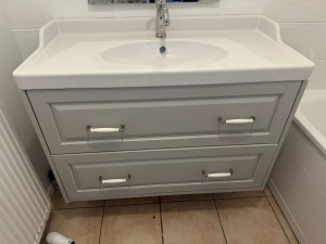 Photo de galerie - Pose d’un meuble de salle de bain suspendu avec vasque 