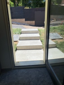 Photo de galerie - Escalier devant porte d’entrée 