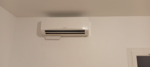 Photo de galerie - Pose d'une unité intérieur de climatisation avec mini pompe de relevage pour les condensations