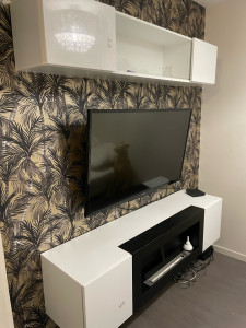 Photo de galerie - Montage de 2 meubles à fixations murales + support écran dans mur placo. 