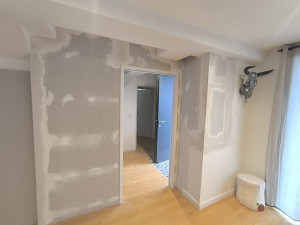 Photo de galerie - Installation de porte a galandage avec retour de cloison.