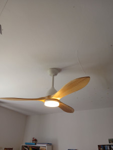 Photo de galerie - Installation d'une ventilateur plafonnier avec éclairage led intégré commande avec une télécommande, 