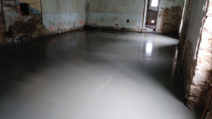 Photo de galerie - Coulage d'un béton autonivellant fibré dans une longère.