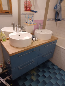 Photo de galerie - Remplacement meuble de salle de bain double vasque avec découpe et pose du plan de travail 