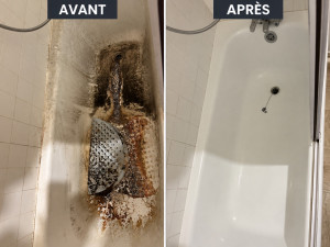 Photo de galerie - Nettoyage extrême d’une baignoire fortement encrassée : élimination des saletés incrustées, dégraissage et remise en état complète.