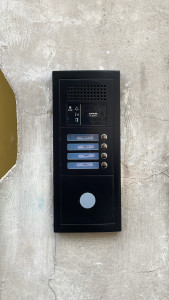 Photo de galerie - Installation d’une platine d’interphone pour une SCI