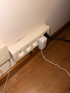 Photo de galerie - Remplacement prise simple par un bloc de 5 prises de courants 