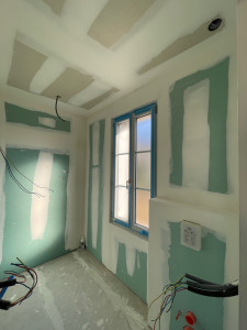 Photo de galerie - Réalisation d’un plafond , isolation des murs périphériques et habillage de wc suspendu dans une salle de bain 