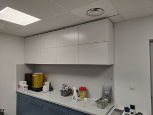 Photo de galerie - Montage et pose de 4 éléments haut pour un cabinet médical 