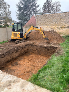 Photo de galerie - Réalisation d’une fouille et créations d’une piscine béton des fondations au finitions 