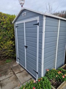 Photo de galerie - Montage d'un abri de jardin en plastique pvc