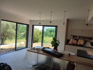 Photo de galerie - Travaux de peinture sur une maison neuf. bande à joints, ratissage à l'airless, ponçage à la girafe, impression et peinture avec airless . (finition A) . 