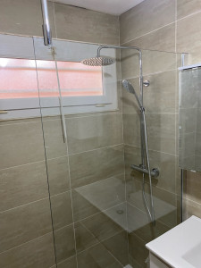 Photo de galerie - Rénovation salle de bain , pose de bac à douche , parois douche, meuble vasque, colonne de douche , 