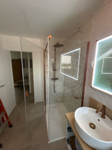 Photo de galerie - Installation de receveur, paroi de douche robinetterie + meuble vasque double et un magnifique grand miroir.