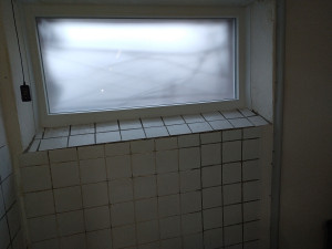 Photo de galerie - Dépose/ pose d'un chassis fixe  PVC blanc RAL 9010 vitrage dépoli 