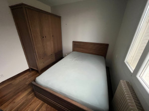 Photo de galerie - Montage d'une chambre : lit, placard et un petit commode de chez Alinéa.