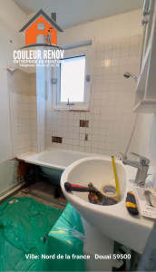 Photo de galerie - Rénovation complète d'une salle de bains : pose de revêtements muraux en PVC et installation d'une baignoire.