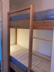Photo de galerie - Création d'un lit superposé en bois sur mesure. Dans un petit appartement de montagne nous avons créé un lit superposé dans une alcôve. L'avantage par rapport à ceux du commerce? Le choix des matériaux, la robustesse, les dimensions idéales,....