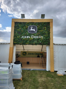 Photo de galerie - Montage d une arche avec mur végétal pour John Deere 
