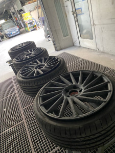 Photo de galerie - 4 jantes pour un collègue qui sont passées de noires à dorées 